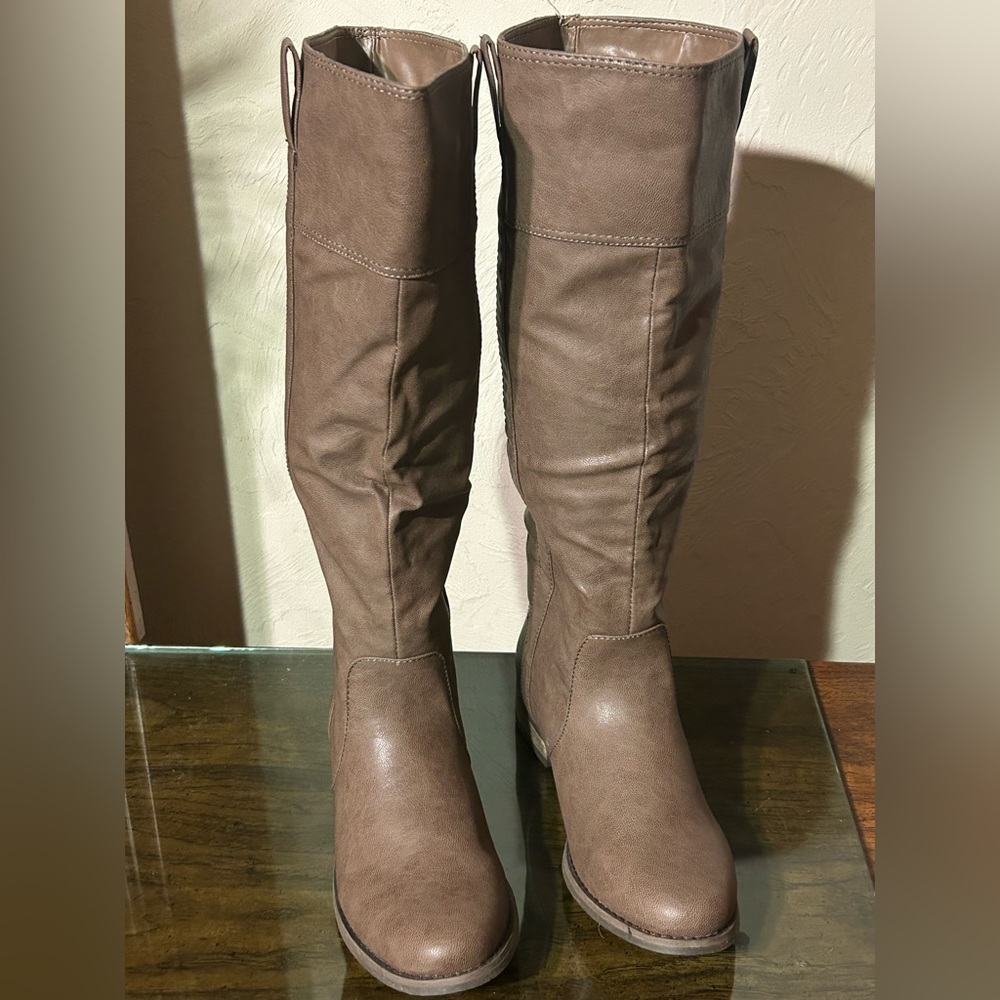 NWT Women’s Taupe Rampage Boots in 6.5M